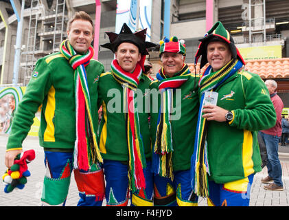 Twickenham Stadium, London, UK. 17. Oktober 2015.  Ventilatoren kommen für den ersten Wales V Südafrika Viertel Finale der Rugby World Cup 2015. Bildnachweis: Sportsimages/Alamy Live-Nachrichten Stockfoto