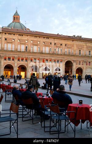 Cafe Tische in Piazza Maggiore, Bologna, Italien Stockfoto