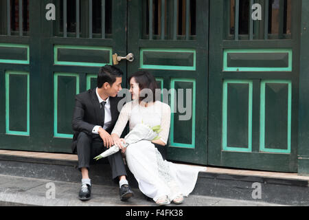 junge vietnamesische frisch verheiratetes Paar haben ihre Hochzeit fotografiert in Hanoi Altstadt, Stadtzentrum von Hanoi, Vietnam Stockfoto