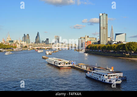 Themse mit Blick auf die Stadt von Waterloo Bridge Stockfoto