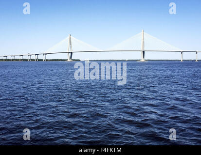 16. Oktober 2015 - Charleston/Mount angenehm, Südcarolina, überspannt US - The Arthur Ravenel Jr. Bridge den Cooper River Verbindung von Mount Pleasant und Charleston in South Carolina.  Die Ravenel Bridge, als Teil der US 17, ist 8 Bahnen breit und offen für Autos und Fahrräder.  Entworfen von dem Ingenieurbüro umfasst Parsons Brinckerhoff 1546 Füssen seine Hauptspannweite clearing etwa 186 Füße aus dem Wasser unten mit einer Gesamthöhe von 575 Füße an den Türmen.  Die Brücke hat 17 Monate, zu einem Preis von 6 Millionen Dollar zu bauen.  ---Die Ravenel Bridge aus gesehen, über die Öffnung des Charleston H Stockfoto