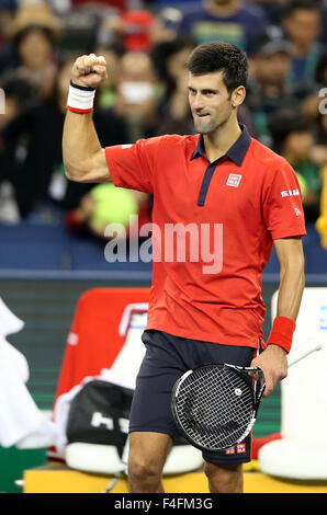 Shanghai, China. 17. Oktober 2015. Novak Djokovic Serbien feiert nach seiner Männer zu gewinnen Halbfinale gegen Andy Murray aus Großbritannien beim Shanghai Masters-Tennisturnier in Shanghai, Ost-China, 17. Oktober 2015 Singles. Novak Djokovic gewann 2: 0. Bildnachweis: Fan Jun/Xinhua/Alamy Live-Nachrichten Stockfoto