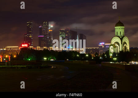 Blick auf die Stadt Moskau Victory Park in der Nacht. Stockfoto