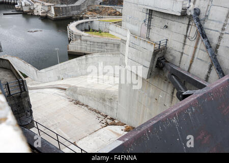 Schleusentor Closeup in hydroelektrischen Kraftwerk von Alqueva. Im Alentejo in Alqueva See ist dieses Stück der modernen Technik Stockfoto