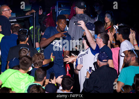 16. Oktober 2015; Storrs, CT, USA; Connecticut Huskies nach vorne Kentan bearbeiten (12) wird während der ersten Nacht in Gampel Pavillon vorgestellt. Anthony Nesmith/Cal-Sport-Medien Stockfoto