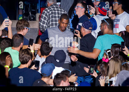 16. Oktober 2015; Storrs, CT, USA; Connecticut Huskies Cheftrainer Kevin Ollie während der ersten Nacht in Gampel Pavilion eingeführt wird. Anthony Nesmith/Cal-Sport-Medien Stockfoto