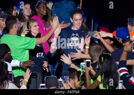 16. Oktober 2015; Storrs, CT, USA; Connecticut Huskies vorwärts Breanna Stewart (30) wird während der ersten Nacht in Gampel Pavillon vorgestellt. Anthony Nesmith/Cal-Sport-Medien Stockfoto