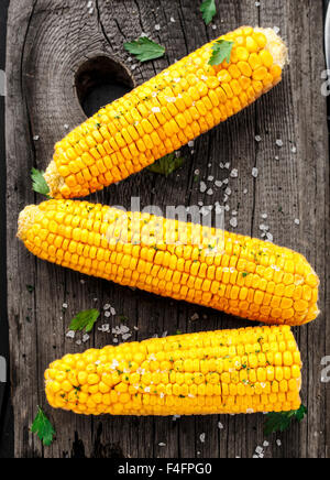 Sehr lecker gegrilltem Mais auf einem Holzbrett Stockfoto