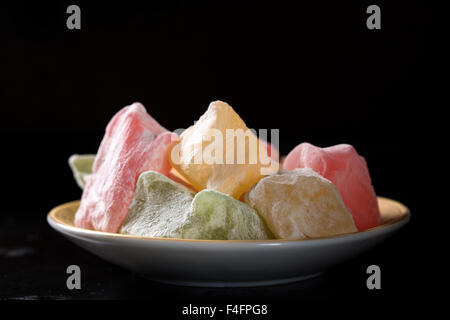 Turkish Delight auf Platte über rustikale Hintergrund Stockfoto