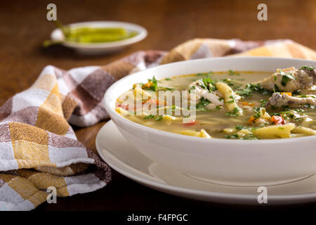 Huhn-Nudelsuppe auf Holztisch Stockfoto