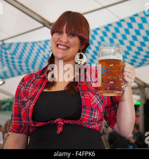 Charlotte Prestwich von 30 Jahren bereist aus Crewe, das bayerische Oktoberfest an Exchange Fahnen Liverpool zu besuchen.  Hier sind sie in bester Stimmung mit ihre Krüge Bier abgebildet. Liverpools erste Oktoberfest war in vollem Gange letzte Nacht, als hundert im Gegenzug Fahnen gefeiert. Bildnachweis: Cernan Elias/Alamy Live-Nachrichten Stockfoto