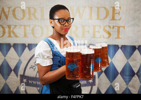 Liverpool, Merseyside, England 17. Oktober 2015. Ify aus Birmingham Biere auf dem Oktober Bierfest bei Exchange Flags dienen, Liverpool, UK-Liverpool erste Oktoberfest in vollem Gange war letzte Nacht wie hundert im Gegenzug Fahnen gefeiert. Bildnachweis: Cernan Elias/Alamy Live-Nachrichten Stockfoto