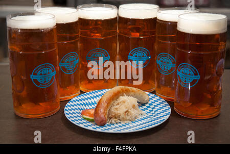Liverpool, Merseyside, England 17. Oktober 2015. Oktober Bierfest am Exchange Fahnen, Liverpool, UK Liverpool erste Oktoberfest war in vollem Gange letzte Nacht, als hundert im Gegenzug Fahnen gefeiert. Bildnachweis: Cernan Elias/Alamy Live-Nachrichten Stockfoto
