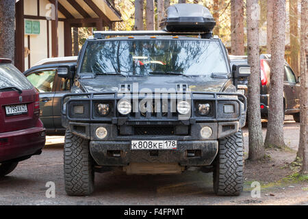 Sankt-Petersburg, Russland-11. Oktober 2015: Schwarz Hummer H2 Fahrzeug, Closeup-Vorderansicht Stockfoto