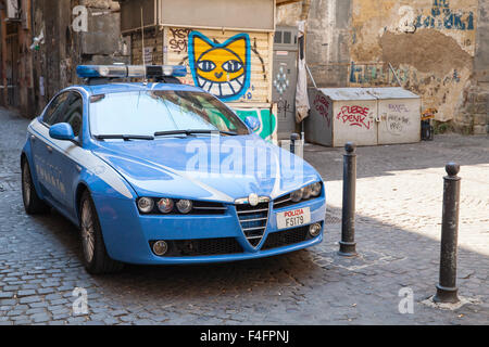 Neapel, Italien - 9. August 2015: Blaue Alfa Romeo 159 "Pantera" Polizei-Auto auf einer Straße in Neapel Stockfoto