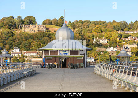 Teestuben am Ende des Piers, Bangor Pier, Menai Straits, Bangor, Nordwales Stockfoto