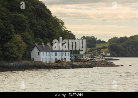 Auf dem Land mit Blick auf die Menai Straits, Bangor, North Wales, in der Dämmerung Stockfoto