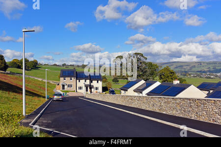 Neue kostengünstige Wohnungsbau mit Sonnenkollektoren auf dem Dach. Tanne Baum steigen, Kendal, Cumbria, England, Vereinigtes Königreich, Europa. Stockfoto