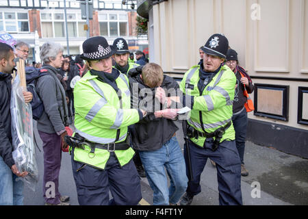 Burton-auf-Trent,Staffordshire,UK.17th Oktober 2014.Britain-First rechtsextremen Partei hielt einen Protest und März durch die Straße von der Marktstadt von Burton, ungefähr drei hundert Aktivisten nahmen Teil mit Zähler-Demonstration auch statt von antifaschistischen. Polizei verhaftet antifaschistischen. Bildnachweis: IFIMAGE/Alamy Live-Nachrichten Stockfoto