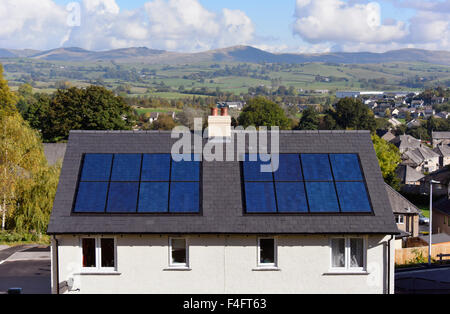 Neue kostengünstige Wohnungsbau mit Sonnenkollektoren auf dem Dach. Tanne Baum steigen, Kendal, Cumbria, England, Vereinigtes Königreich, Europa. Stockfoto