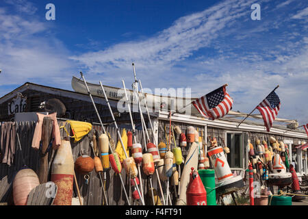 Bojen auf ein Cape Cod Angeln Shack in Massachusetts im Sommer Stockfoto