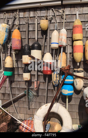 Bojen auf ein Cape Cod Angeln Shack in Massachusetts im Sommer Stockfoto