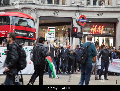 London, UK. 17. Oktober 2015. Pro-palästinensische Demonstranten in Oxford Circus Credit: Louis Champion/Alamy Live-Nachrichten Stockfoto