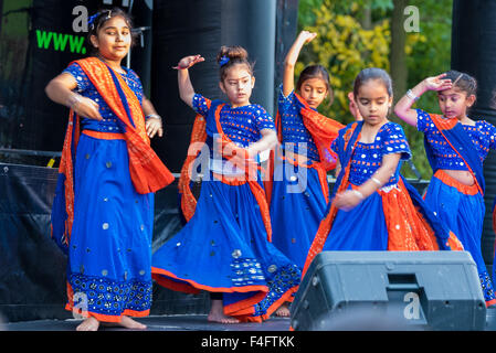 Wolverhampton, UK. 17. Oktober 2015. Junge Tänzerinnen auf der Bühne während Diwali Festival of Lights eine alten Hindu-Festival feierte im Herbst dies im Phoenix Park Wolverhampton West Midlands UK Credit fand: David Holbrook/Alamy Live News Stockfoto