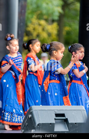 Wolverhampton, UK. 17. Oktober 2015. Junge Tänzerinnen auf der Bühne während Diwali Festival of Lights eine alten Hindu-Festival feierte im Herbst dies im Phoenix Park Wolverhampton West Midlands UK Credit fand: David Holbrook/Alamy Live News Stockfoto