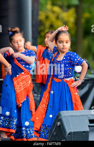 Wolverhampton, UK. 17. Oktober 2015. Junge Tänzerinnen auf der Bühne während Diwali Festival of Lights eine alten Hindu-Festival feierte im Herbst dies im Phoenix Park Wolverhampton West Midlands UK Credit fand: David Holbrook/Alamy Live News Stockfoto