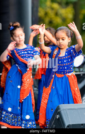 Wolverhampton, UK. 17. Oktober 2015. Junge Tänzerinnen auf der Bühne während Diwali Festival of Lights eine alten Hindu-Festival feierte im Herbst dies im Phoenix Park Wolverhampton West Midlands UK Credit fand: David Holbrook/Alamy Live News Stockfoto