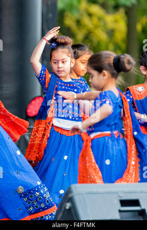 Wolverhampton, UK. 17. Oktober 2015. Junge Tänzerinnen auf der Bühne während Diwali Festival of Lights eine alten Hindu-Festival feierte im Herbst dies im Phoenix Park Wolverhampton West Midlands UK Credit fand: David Holbrook/Alamy Live News Stockfoto