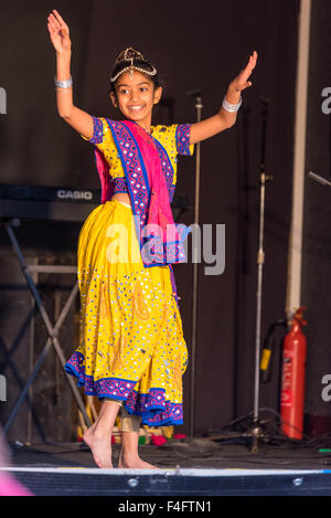 Wolverhampton, UK. 17. Oktober 2015. Junge Tänzerinnen auf der Bühne während Diwali Festival of Lights eine alten Hindu-Festival feierte im Herbst dies im Phoenix Park Wolverhampton West Midlands UK Credit fand: David Holbrook/Alamy Live News Stockfoto