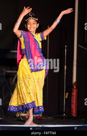 Wolverhampton, UK. 17. Oktober 2015. Junge Tänzerinnen auf der Bühne während Diwali Festival of Lights eine alten Hindu-Festival feierte im Herbst dies im Phoenix Park Wolverhampton West Midlands UK Credit fand: David Holbrook/Alamy Live News Stockfoto