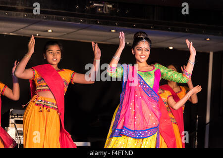 Wolverhampton, UK. 17. Oktober 2015. Junge Tänzerinnen auf der Bühne während Diwali Festival of Lights eine alten Hindu-Festival feierte im Herbst dies im Phoenix Park Wolverhampton West Midlands UK Credit fand: David Holbrook/Alamy Live News Stockfoto