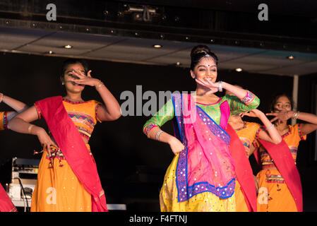 Wolverhampton, UK. 17. Oktober 2015. Junge Tänzerinnen auf der Bühne während Diwali Festival of Lights eine alten Hindu-Festival feierte im Herbst dies im Phoenix Park Wolverhampton West Midlands UK Credit fand: David Holbrook/Alamy Live News Stockfoto