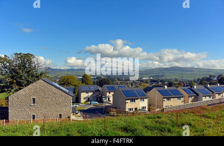 Neue kostengünstige Wohnungsbau mit Sonnenkollektoren auf dem Dach. Tanne Baum steigen, Kendal, Cumbria, England, Vereinigtes Königreich, Europa. Stockfoto