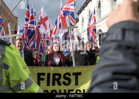 Burton-on-Trent, Staffordshire, Großbritannien. 17. Oktober 2014. - Erste rechtsextremen politischen Partei ein Protest und März statt durch die Straßen der Stadt Burton, rund dreihundert Aktivisten nahmen teil mit gegendemonstration auch durch anti-faschistischen. Credit: ifimage/alamy leben Nachrichten Stockfoto