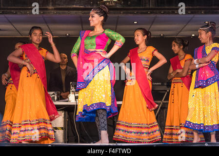 Wolverhampton, UK. 17. Oktober 2015. Junge Tänzerinnen auf der Bühne während Diwali Festival of Lights eine alten Hindu-Festival feierte im Herbst dies im Phoenix Park Wolverhampton West Midlands UK Credit fand: David Holbrook/Alamy Live News Stockfoto