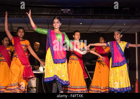 Wolverhampton, UK. 17. Oktober 2015. Junge Tänzerinnen auf der Bühne während Diwali Festival of Lights eine alten Hindu-Festival feierte im Herbst dies im Phoenix Park Wolverhampton West Midlands UK Credit fand: David Holbrook/Alamy Live News Stockfoto