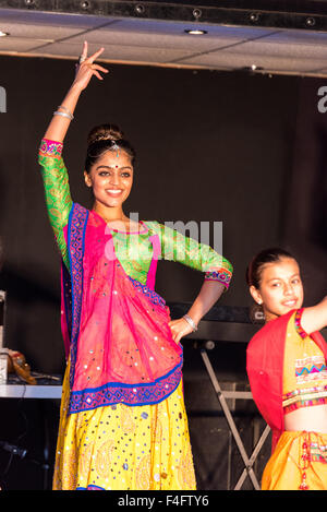 Wolverhampton, UK. 17. Oktober 2015. Junge Tänzerinnen auf der Bühne während Diwali Festival of Lights eine alten Hindu-Festival feierte im Herbst dies im Phoenix Park Wolverhampton West Midlands UK Credit fand: David Holbrook/Alamy Live News Stockfoto