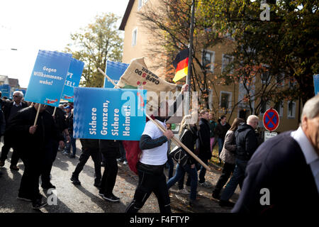 Freilassing, Deutschland. 17. Oktober 2015. Die Demonstranten gegen Flüchtlinge und Merkel schreien "Grenzen zu sichern, sichere Heimat!". Bildnachweis: Michael Trammer/Pacific Press/Alamy Live-Nachrichten Stockfoto