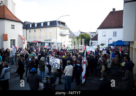 Freilassing, Deutschland. 17. Oktober 2015. Die Zähler-Demonstranten Aufnahme Flüchtlinge während der Alternative für Deutschland (AfD) Demonstration gegen Flüchtlinge und Merkel in Freilassing. Bildnachweis: Michael Trammer/Pacific Press/Alamy Live-Nachrichten Stockfoto