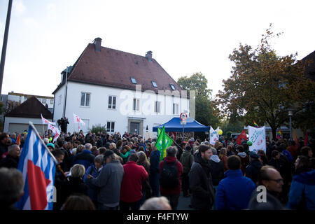 Freilassing, Deutschland. 17. Oktober 2015. Die Zähler-Demonstranten Aufnahme Flüchtlinge während der Alternative für Deutschland (AfD) Demonstration gegen Flüchtlinge und Merkel in Freilassing. Bildnachweis: Michael Trammer/Pacific Press/Alamy Live-Nachrichten Stockfoto