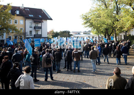 Freilassing, Deutschland. 17. Oktober 2015. Alternative für Deutschland (AfD) Demonstranten versammeln sich in Freilassing, sie sind gegen Flüchtlinge und will Merkel, verdrängt werden. Bildnachweis: Michael Trammer/Pacific Press/Alamy Live-Nachrichten Stockfoto