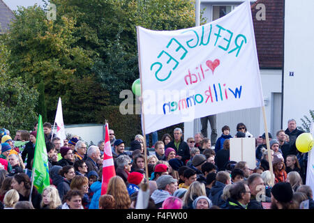 Freilassing, Deutschland. 17. Oktober 2015. Die Zähler-Demonstranten Aufnahme Flüchtlinge während der Alternative für Deutschland (AfD) Demonstration gegen Flüchtlinge und Merkel in Freilassing. Bildnachweis: Michael Trammer/Pacific Press/Alamy Live-Nachrichten Stockfoto