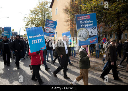 Freilassing, Deutschland. 17. Oktober 2015. Neonazi-Führer aus der Kameradschaft Berchtesgadenerland März unter der Alternative für Deutschland (AfD) Demonstranten. Einige von ihnen wurden mit Sprengstoff beteiligt Verbrechen angeklagt. Sie sind gegen Flüchtlinge und will Merkel, verdrängt werden. Bildnachweis: Michael Trammer/Pacific Press/Alamy Live-Nachrichten Stockfoto