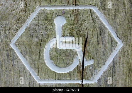 Zeichen mit einem Rollstuhl freundlich Pfad auf dem Lande Stockfoto