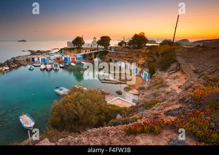 Kleiner Hafen mit Fischerbooten in Mandrakia Dorf an der nördlichen Küste von Milos-Insel Stockfoto