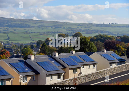 Neue kostengünstige Wohnungsbau mit Sonnenkollektoren auf dem Dach. Tanne Baum steigen, Kendal, Cumbria, England, Vereinigtes Königreich, Europa. Stockfoto